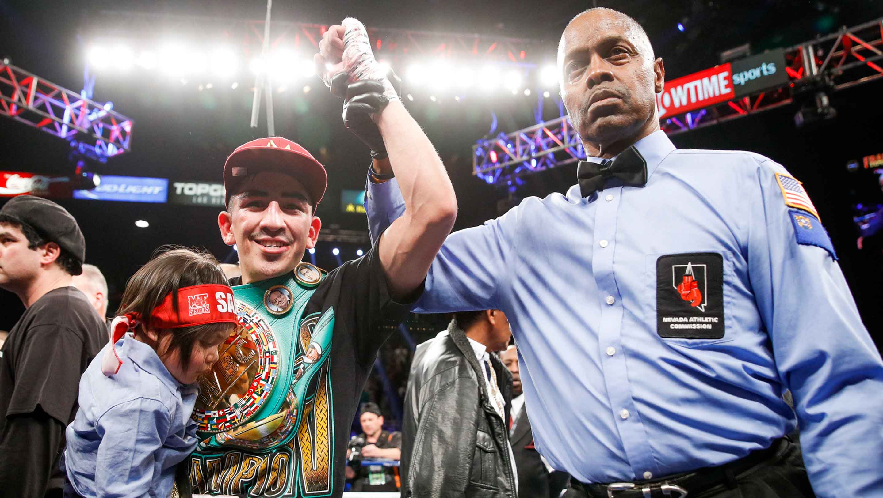 Santa Cruz reclaims his title