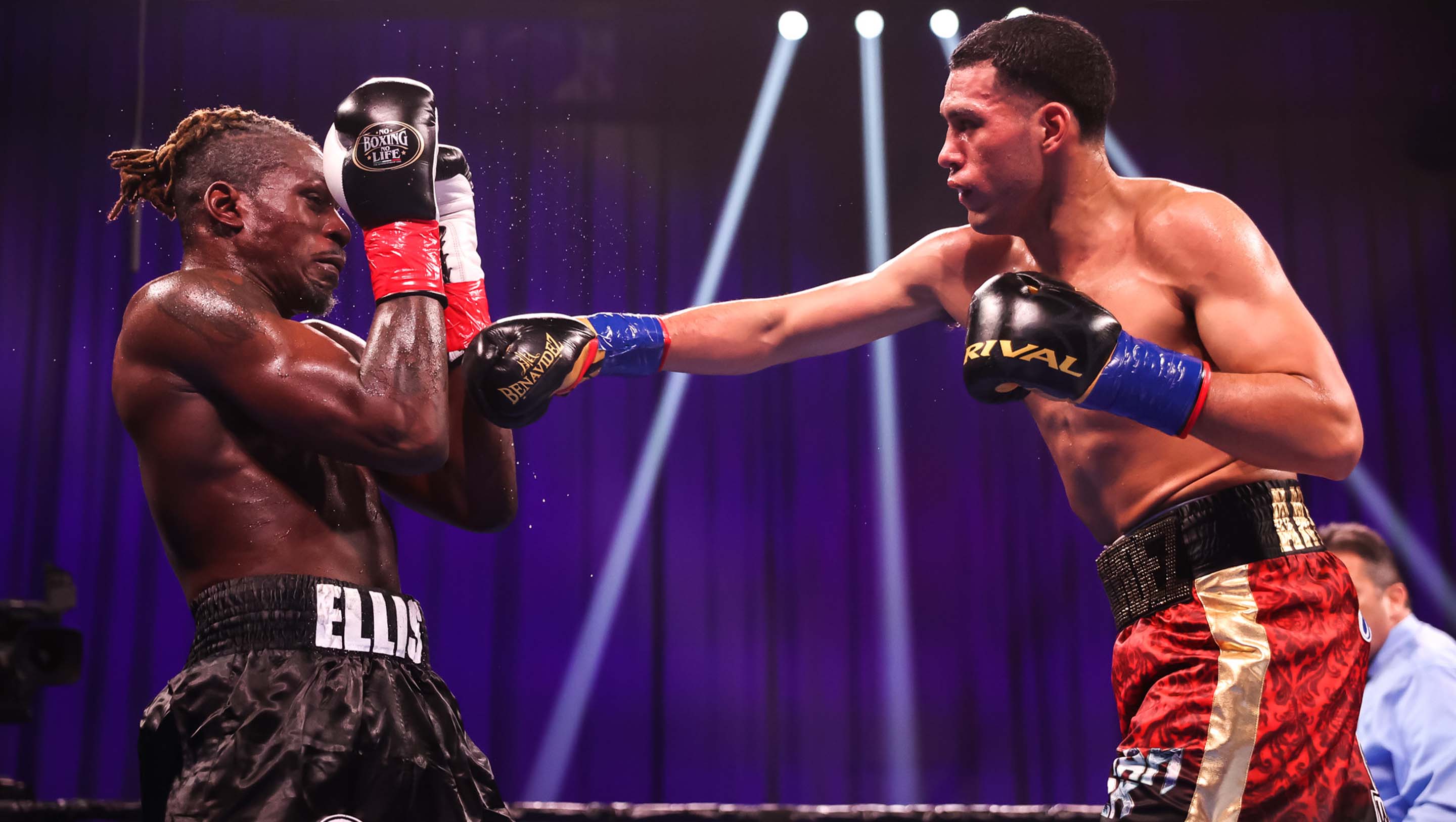 David Benavidez stuns Ronald Ellis with a straight right