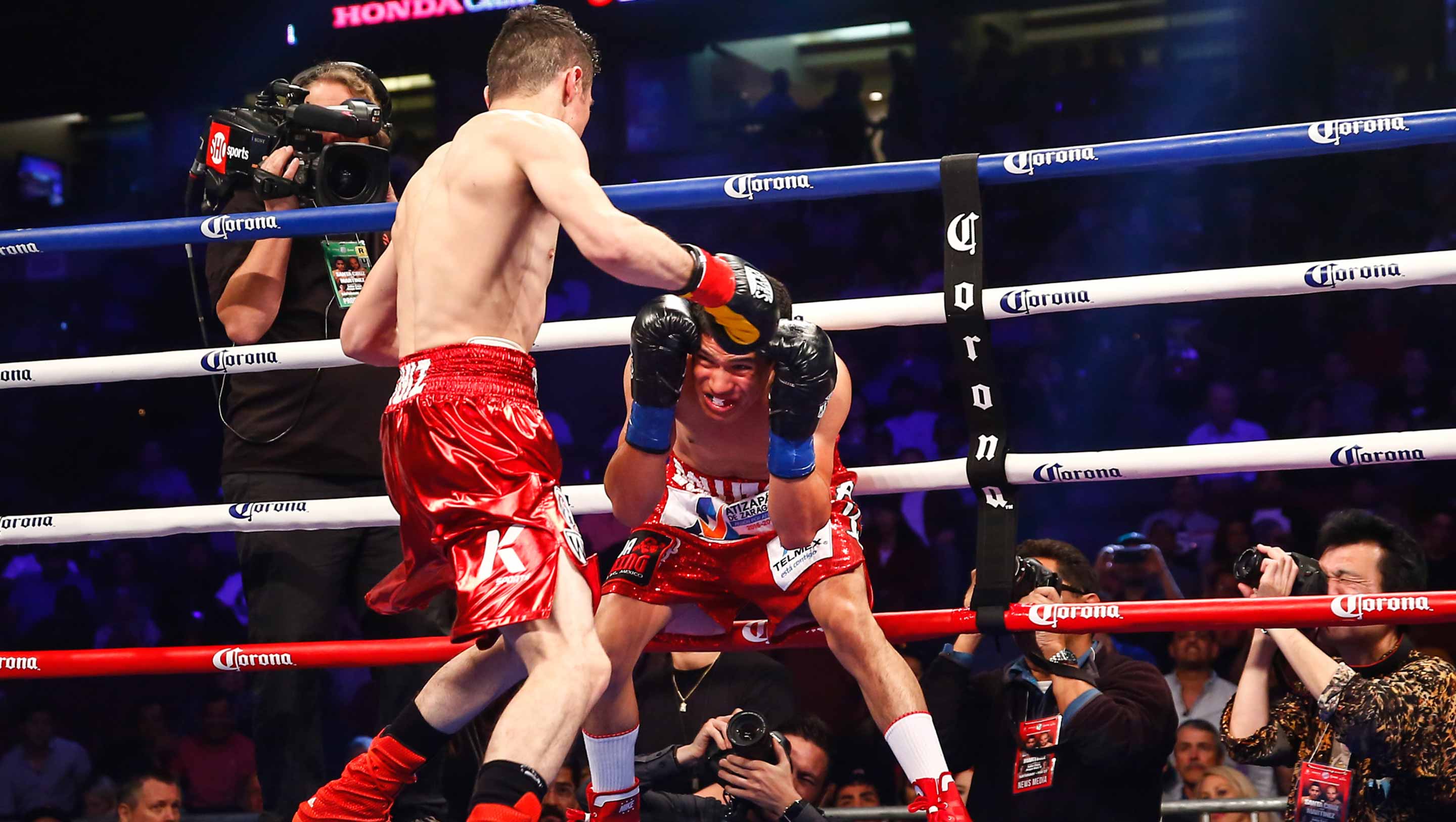 Ceja dodges Ruiz's attack