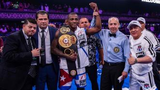 Lara is Champion Once Again, Demolishes Alvarez in Two